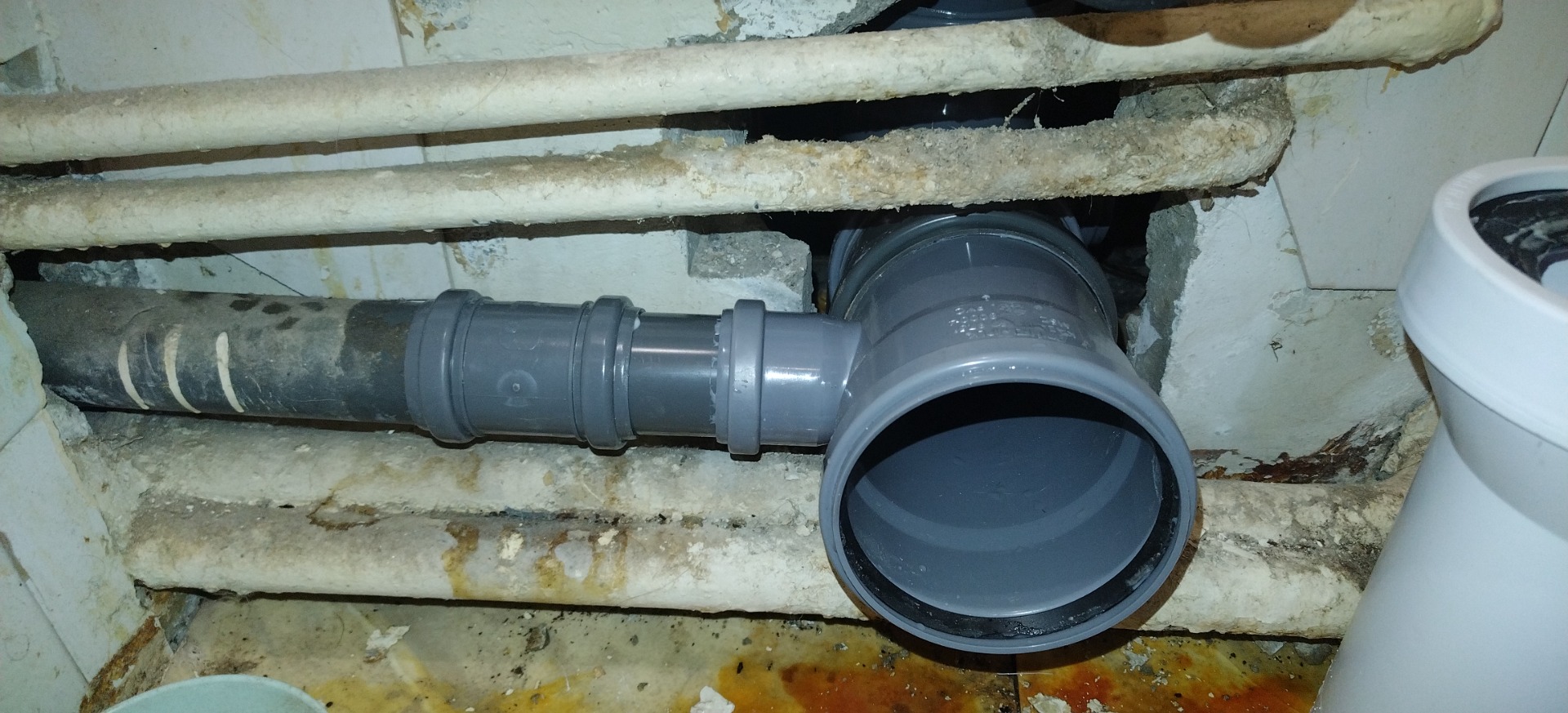 Én ezt jobban szeretem, ha a cső vége tokos, így az excenteres cső nem tud a csőbe mozogni.