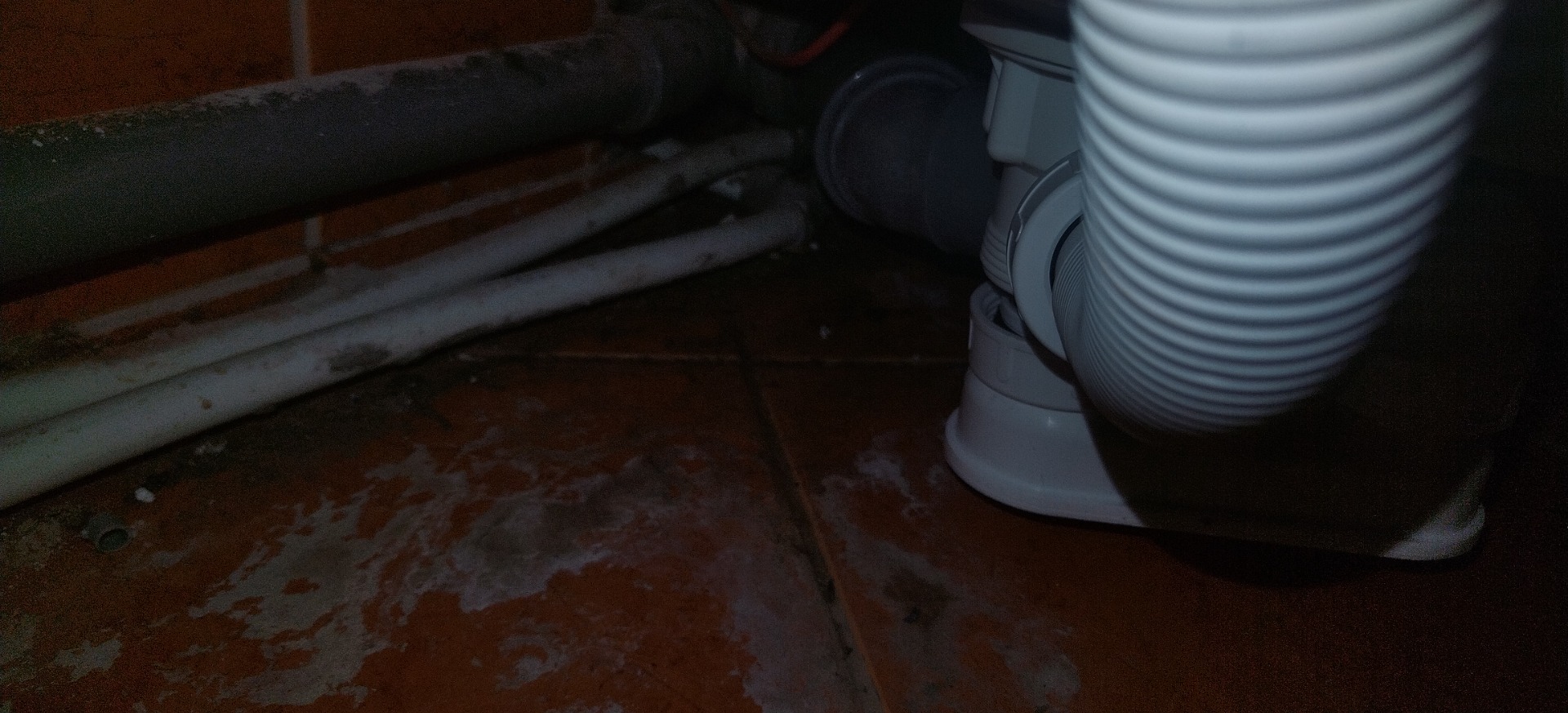 Itt a szennyvíz bekötés. Csak PVC...